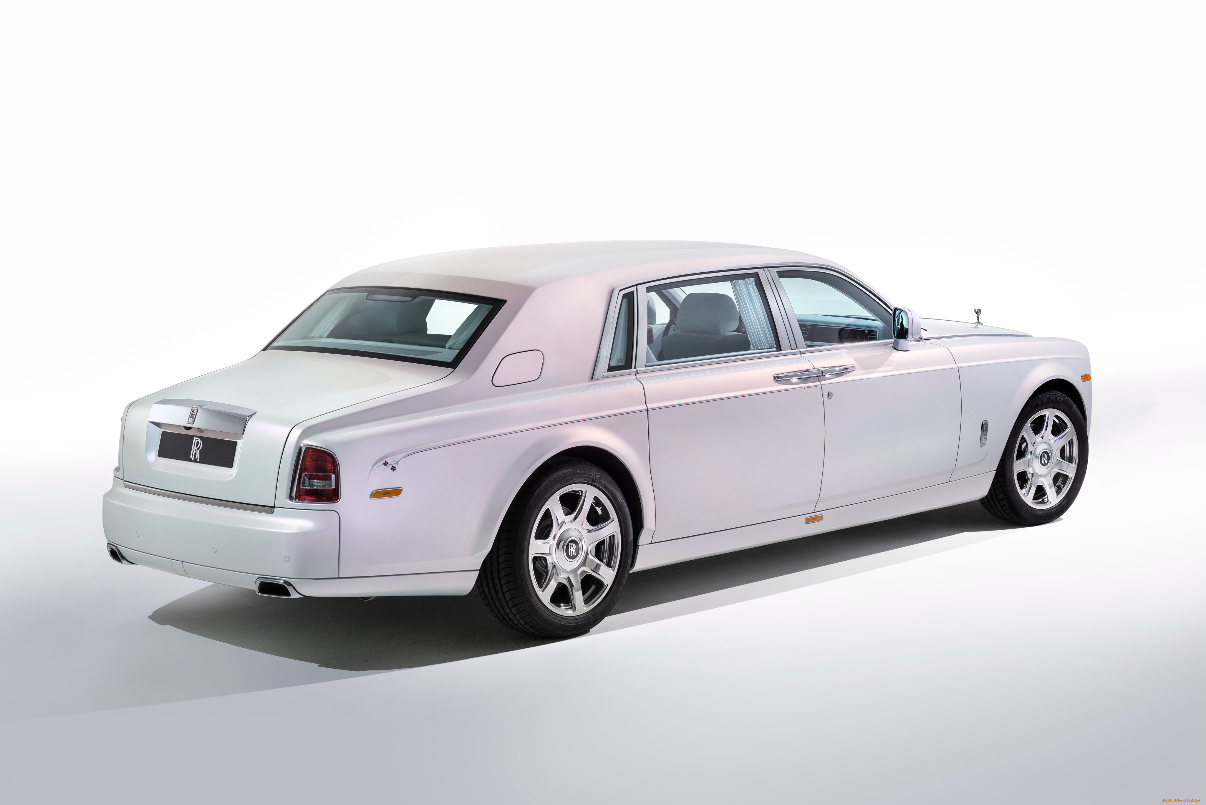 Rolls com. Роллс Ройс Фантом 2015. Автомобиль Роллс Ройс Фантом. Роллс Ройс Фантом белый. Rolls Royce Phantom 7.